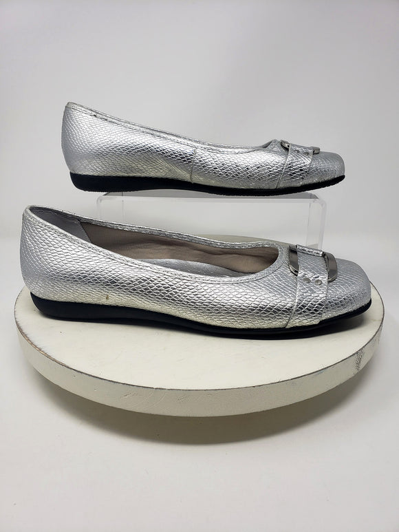 Trotters Size 9.5WW Silver Snake Print Flats