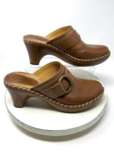 Frye Size 8.5 Tan Stitched Clogs