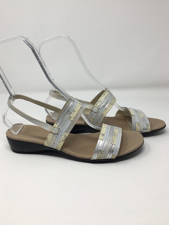 Munro Size 11 Ivory Patchwork Sandals